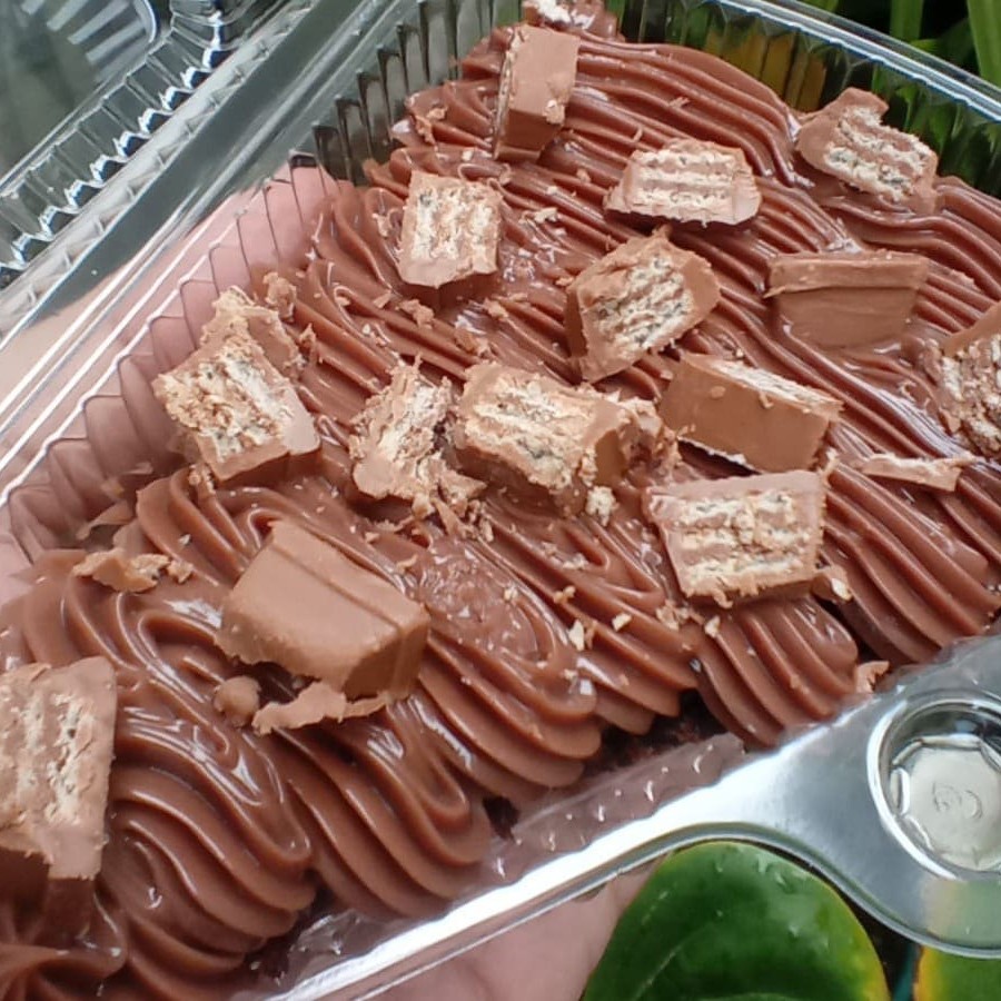 Brownie com recheio de chocolate e bombom KitKat