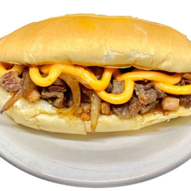 Sanduíche artesanal recheado com carne bovina picada e suculenta, queijo cheddar cremoso, molho barbecue defumado, pedaços crocantes de bacon e cebola caramelizada no shoyu. Uma combinação intensa e saborosa para quem ama um sanduba cheio de personalidade!