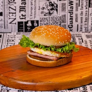 Pão, carne, presunto, ovo e salada