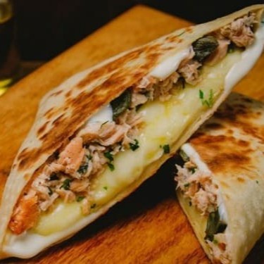 Crepe de massa caseira, super recheado com salmão grelhado no azeite na hora, mais 1 queijo e 5 acompanhamentos de sua preferência!  #acai #crepe #tapioca #salada #natural #fit #lowcarb #jardimcrepetapioca #lanche #francesa #crepesalgado #crepedoce #tapiocasalgada #tapiocadoce #Catupiry #frango #carneseca #costelabovina #camarão #salmão #salame #presunto #calabresa #peitodeperu #docedeleite #Nutella #romeuejulieta #chocolate #kinderbueno #Milka #nestle #lacta #pizza #hamburguer #artesanal