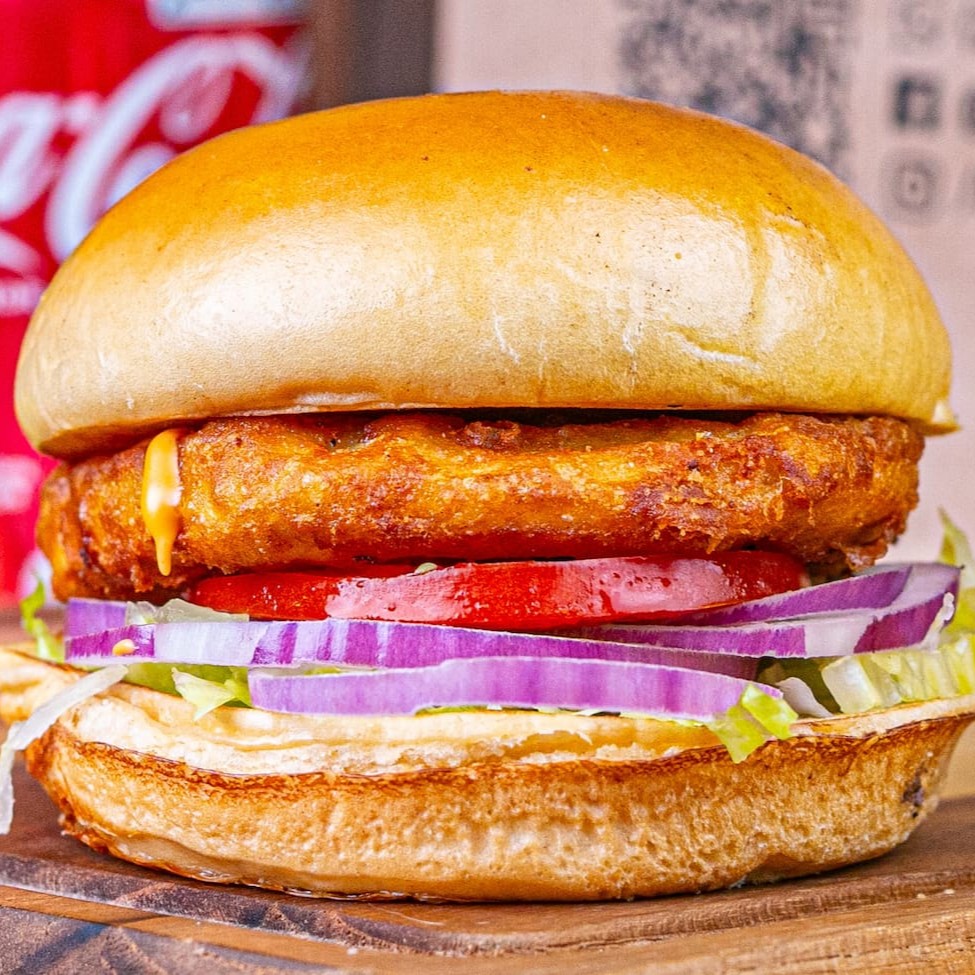 Pão brioche, hambúrguer de frango empanado, alface americano, cebola roxa, molho americano e maionese especial Lanches saborosos e quentinhos preparados com todo o capricho para atender a sua fome. _ _#Hamburguer #Xis #Hotdog #Cachorroquente #pernil #calabresa #Bauru #Frango #Carne #Combo