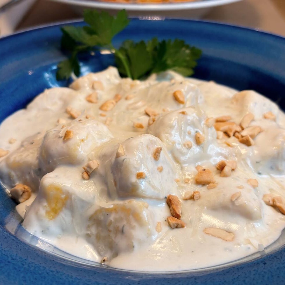 Nosso gnocchi artesanal é feito com carinho e servido com um cremoso molho de 4 queijos, que derrete na boca e conquista todos os paladares. Feito com ingredientes frescos e selecionados, este prato é a escolha perfeita para uma experiência italiana autêntica e inesquecível.