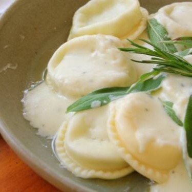 Deliciosos raviolis recheados com frango desfiado e cremoso, envoltos em um molho suave e saboroso. Uma opção leve e reconfortante para sua refeição.