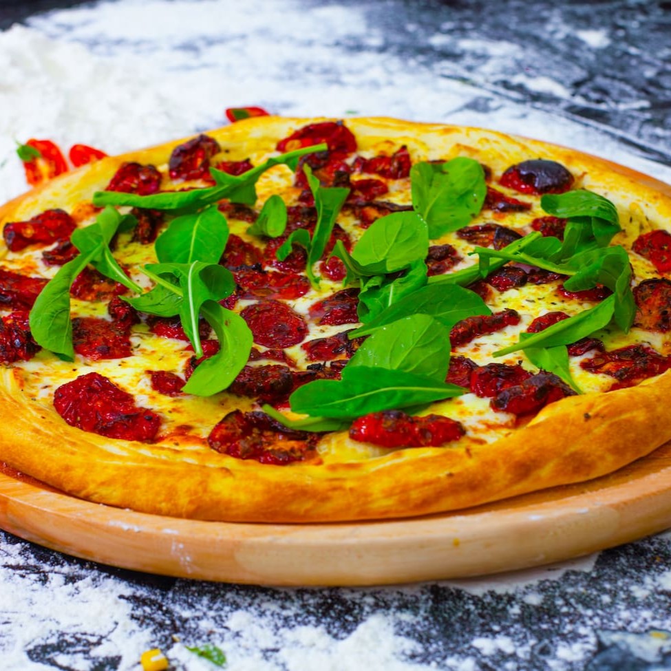 Pizza - Aproveite nosso combo especial: duas pizzas salgadas de 40cm, cada uma com a possibilidade de escolher até dois sabores irresistíveis, perfeitas para compartilhar em família ou entre amigos. Além disso, você ganha uma deliciosa pizza doce de 30cm, com um único sabor que irá adoçar o seu paladar. Para completar, um refrescante refrigerante de 2 litros totalmente grátis! Uma combinação ideal para um jantar completo, recheado de sabor e diversão!