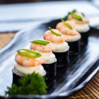 Salmão creem cheese e cebolinha, com camarão por cima