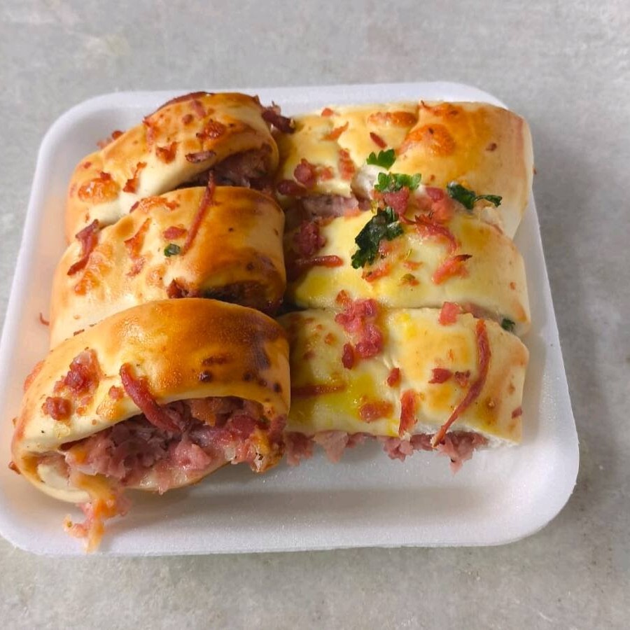 Massa leve e douradinha recheada com uma combinação deliciosa de presunto, queijo e outros frios selecionados. Sabor e crocância em cada pedaço!