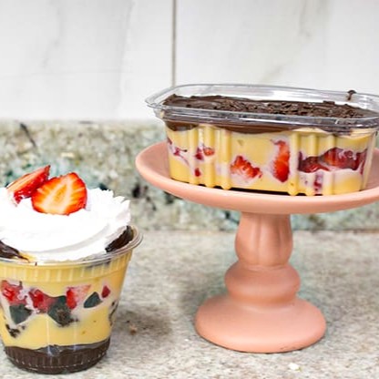 O melhor dos dois mundos! 1 Bombom de Colher + 1 Copo Tentação de Morango. Dupla perfeita para matar a vontade de doce e ainda economizar.