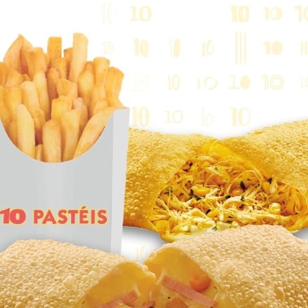 Escolha entre os deliciosos sabores dos pastéis tradicionais médios e doces pequenos para acompanhar sua porção de fritas grátis!