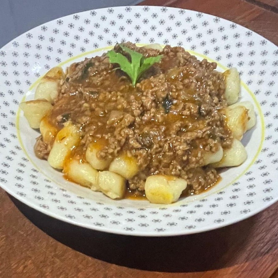 Delicioso Gnocchi (Nhoque) ao Molho Bolonhesa. Apresentando uma generosa porção de 800g (400g de massa + 400g de Molho), envolvidos com molho de tomate caseiro feitos com tomates cuidadosamente selecionados e carne bovina moída de alta qualidade.  ---------------------------Tags---------------------------  #massa #espaguete #comida #brasileira #italiana #point #farfalle #fettuccine #talharim #fusilli #sucos #polpa #refrigerantes #penne #cupom #marmita #pasta #nhoque #gnhocchi #capeletti #ravioli #massas frescas # #delivery #promoção #desconto #cupom #bebida #coca #spaghetti #janta #barato #gratis #frete #delicia