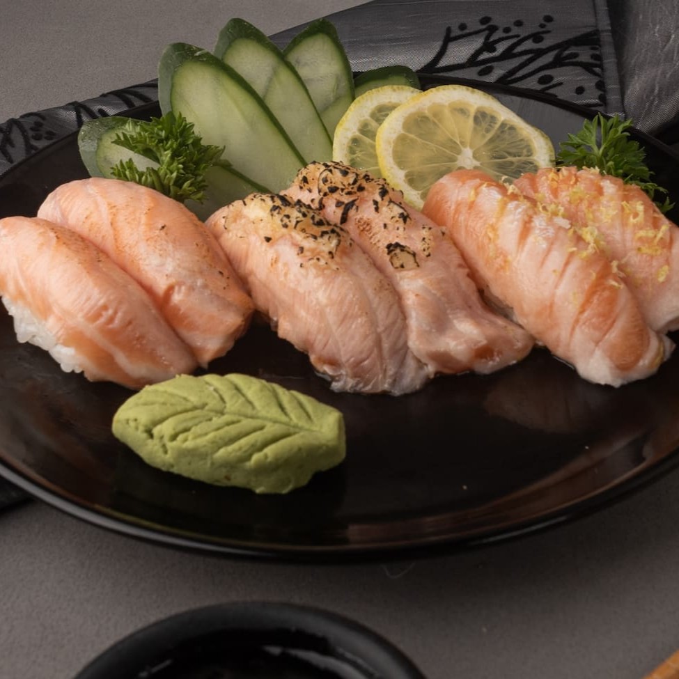 6 unidades de um delicioso Sushi de salmão