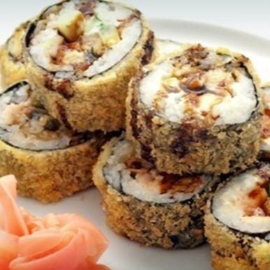 Roll enrolado com alga, arroz, salmão fresco, cream cheese polengui, cebolinha, empanado na farinha panko e fritinho