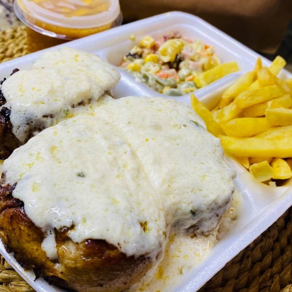 Filé Mignon Suíno coberto com molho 3 queijos e acompanhamentos de sua escolha ( arroz, feijao, macarrao, farofa e salada )