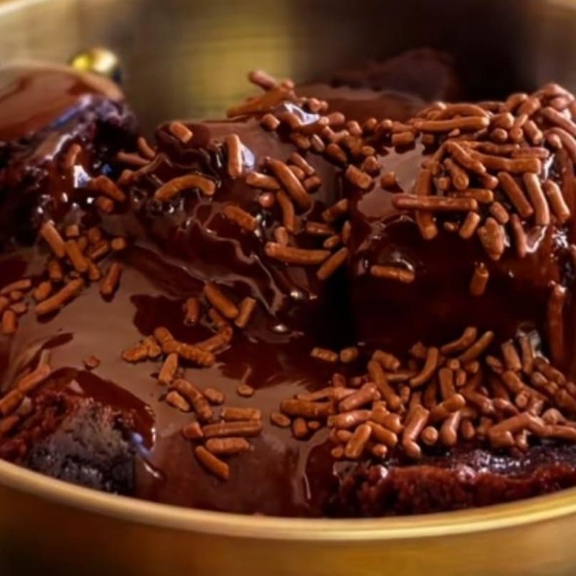 Pedaços de bolo de chocolate e a cobertura o cliente que escolher se caso o cliente, não escolher vai a de brigadeiro