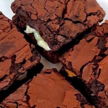 Delicioso e incrível Brownie clássico bem molhadinho recheado do nosso brigadeiro cremoso de Ninho com aquele toque de Nutella. É Irresistível.    ---------------tags---------------- entrega rápida, 0,99, 0800, desconto, promoção, cupom, barato, oferta, melhor preço, frete grátis, presente, gostoso, preço baixo, combo, promo bomb, Dia das crianças, Dia dos pais, doces, bolos, brigadeiro, docinhos, kit festa, aniversario, coco, bolo de pote, chocolate, morango, sobremesa, Nutella, copo da felicidade, pizza doce, brownie, confeitaria, doceria, gourmet, cake, bombom, ganache, piscina, caseiro, vovó, bento cake, vulcão, red velvet, trufas, banoffe, pudim, doce de leite, pão de mel, fit, recheado, óreo, Kit Kat, Ferrero Rocher, cheesecake, Ninho, nozes, cupcake, trufado, sacolé, geladinho.