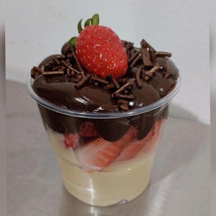 Bombom de Morango feito com morango selecionados, brigadeiro de leite e brigadeiro de chocolate 50%. Copo 150ml
