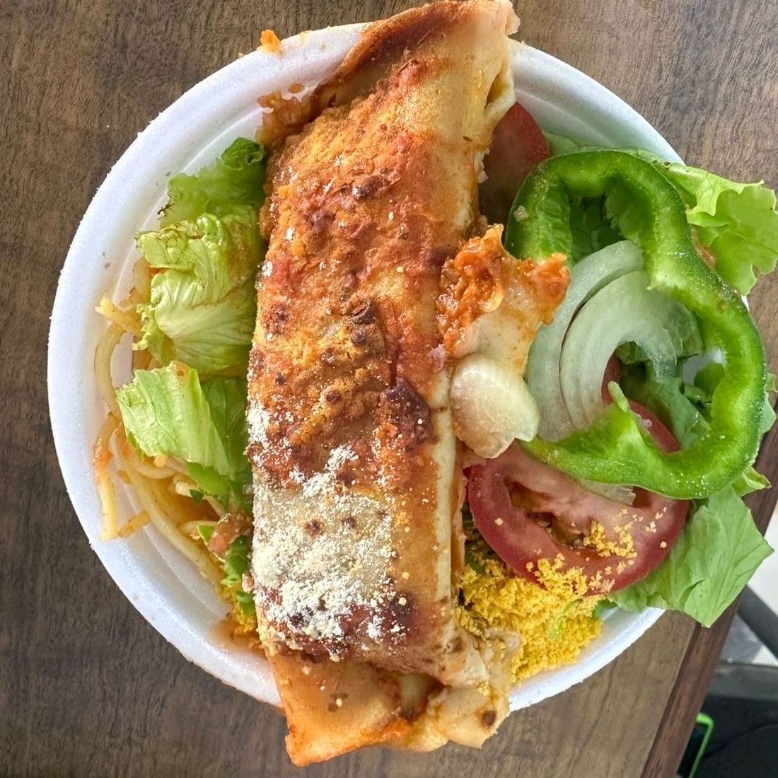 Deliciosa panqueca de carne de tamanho pequeno. Pertence à categoria 'Quentinha Pequena'. Acompanha irresistível feijão, arroz soltinho, macarrão al dente e farofa crocante. Além disso, você tem a opção de personalizar sua refeição com um acompanhamento de sua escolha, tornando-a ainda mais especial. Uma combinação perfeita que proporciona uma verdadeira experiência gastronômica.