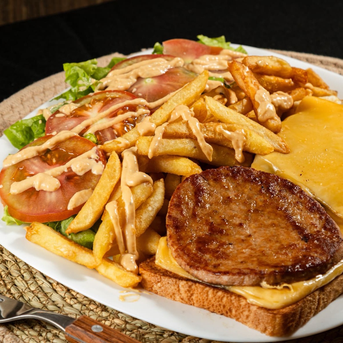 2 Hamburguer ,  Queijo , Ovo ,Salada, Molho Especial Da Casa e Fritas.