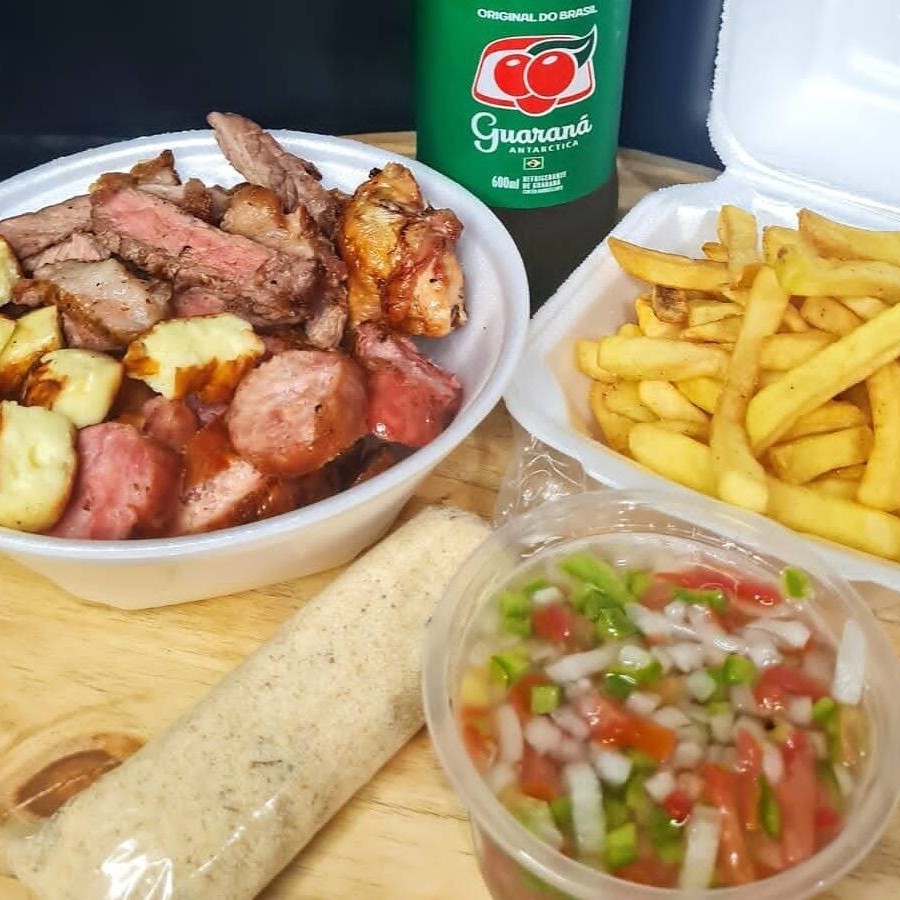 3 Drumets;  2 Linguiças;  1 Porção de Coração (10 Corações); 150g Picanha Grill;  1 Porção De Arroz;  1 Porção De Batata Frita ou 1 Salada de Maionese;  1 Molho;  1 Farofa;  1 Guaraná Antártica 600ml.