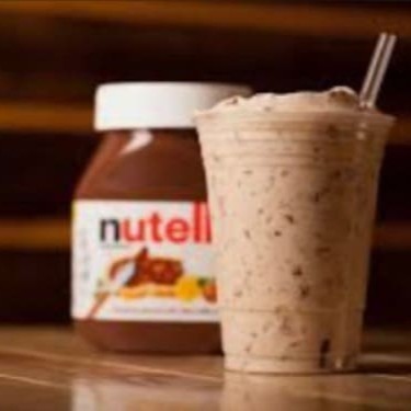 Desfrute de uma irresistível combinação em nosso Milk Shake com Nutella e Paçoca de 300ml. Uma doce e cremosa fusão do sabor rico e indulgente da Nutella, com a textura crocante e sabor inconfundível da paçoca. Este é um milk shake que eleva o nível do prazer, proporcionando uma experiência gastronômica única e irresistível. Ideal para satisfazer aquela vontade de um doce, é uma opção perfeita para um lanche da tarde ou uma sobremesa especial. Não deixe de experimentar essa delícia!
