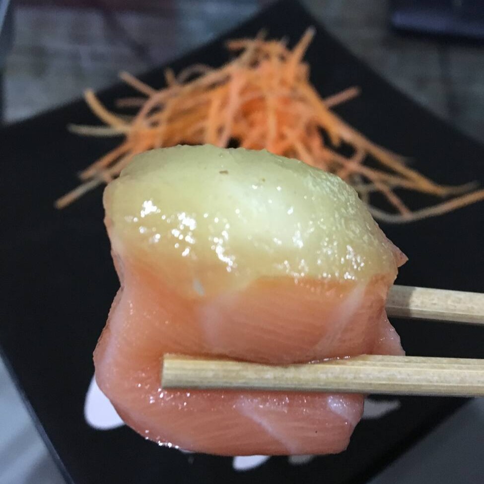 Salmão, creem cheese e Calda de abacaxi