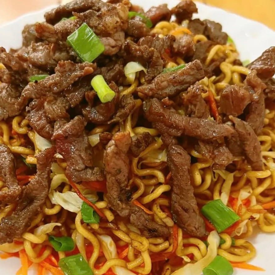 Acompanha: macarrão, carne, cenoura, repolho e molho shoyo __  __ Tamanhos: Pequeno : Serve até 1 pessoas _ Médio : : Serve até 1 pessoas _ Grande: : Serve até 2 pessoas