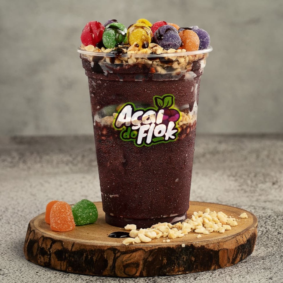 O nosso Açaí no Copo de 300ml, pertencente à categoria 'Monte o Açaí do seu Jeito', é uma deliciosa experiência artesanal. Cuidadosamente batido de maneira natural, oferecemos a opção de adição de banana ou morango, de acordo com a sua preferência. Apresentado em um generoso copo de 300ml, este açaí é complementado com uma ampla variedade de saborosos toppings e coberturas. É uma verdadeira festa de sabores que esperam por você para se deleitar. Descubra a sensação única de nosso açaí, preparado com amor e dedicação. Uma indulgência que é mais do que uma refeição, é uma celebração de sabores!