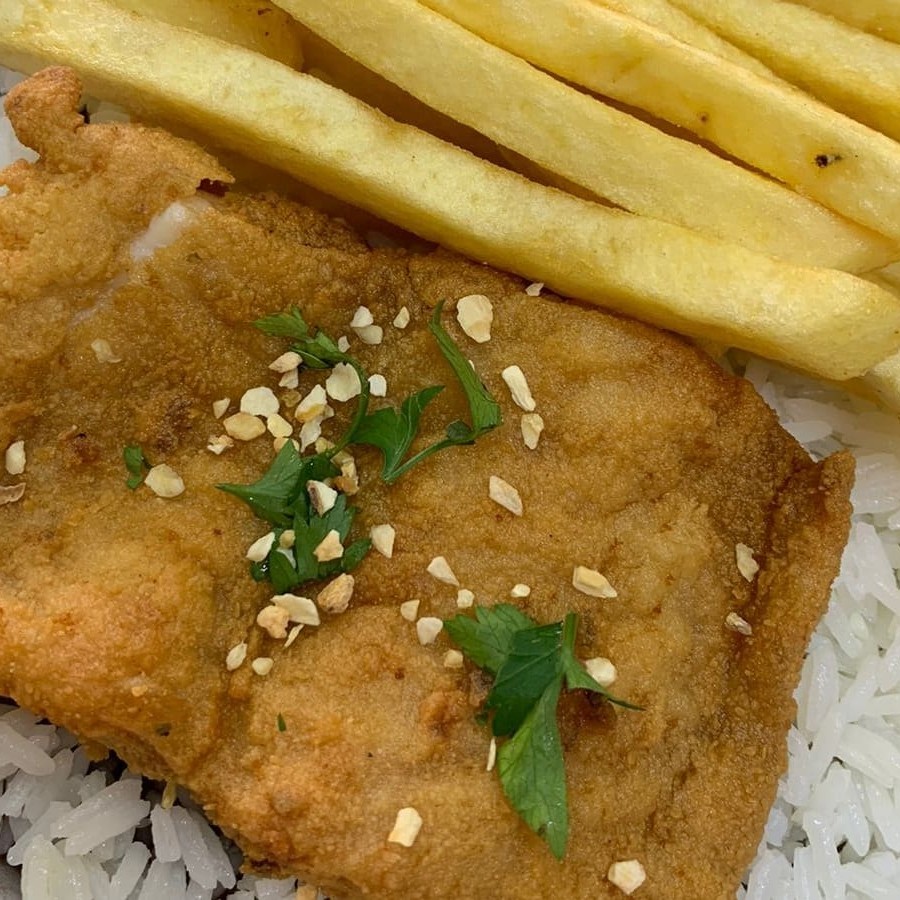 Acompanha Arroz, Feijão, Farofa, Batata Frita Ou Rústica E Salada A Sua Escolha.  **Servido Em Embalagem Redonda De Isopor **Refeição Individual **Imagem Real De Nosso Produto