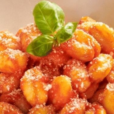 Nhoques macios e caseiros, servidos com o nosso clássico e saboroso molho pomodoro de tomates frescos. Um prato simples, autêntico e cheio de sabor italiano.