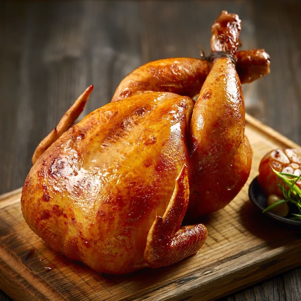 Suculento frango inteiro, com nosso tempero especial, feito na brasa. Acompanha farofa de cebola e molho à campanha