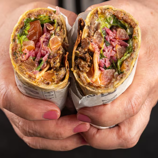 Uma carne kafta feita na hora, prensada junto ao pão árabe com os mesmos recheios que você já conhece do Kebab!