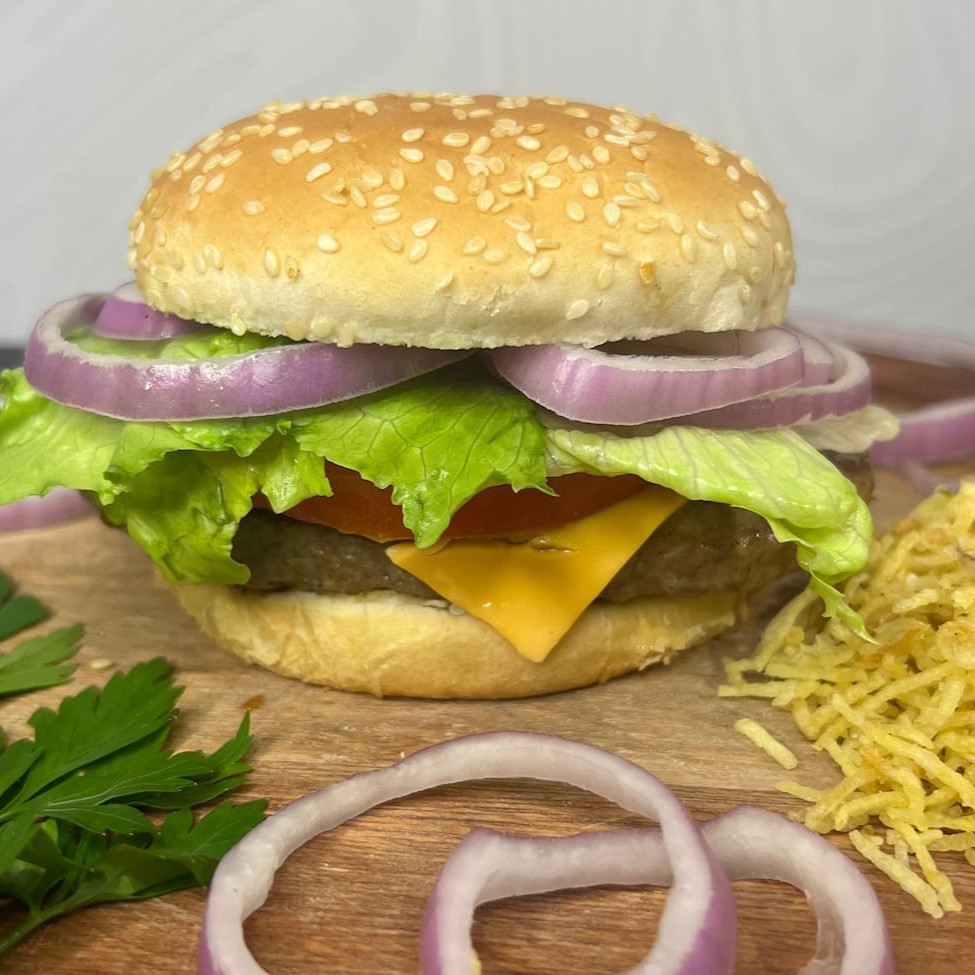 Pão, carne de picanha 120g Friboi, queijo mussarela, alface americana, tomate, cebola roxa, batata palha e molho especial da casa.