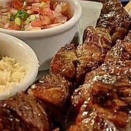Deliciosa opção com 2 Espetinho a sua escolha + guarnição e adicionais para dar um toque a mais na sua refeição!