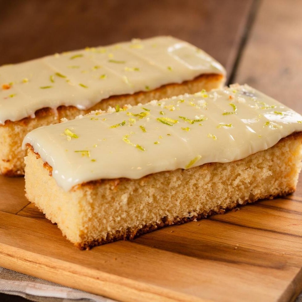 Apresentamos o nosso apetitoso 'Bolo de Limão', um arraso da categoria 'Bolos'. Este é um bolo deliciosamente cítrico, de textura suave e sabor marcante. O frescor do limão harmoniza perfeitamente com a doçura da massa, resultando numa combinação irresistível. O topo ligeiramente crocante adiciona uma textura intrigante a cada mordida. Este bolo é o equilíbrio perfeito entre o azedinho do limão e o adocicado do açúcar. Perfeito para qualquer ocasião, este bolo de limão é uma verdadeira delícia que irá encantar o seu paladar. Imagem ilustrativa.