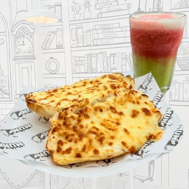 Pão Brasileiro com Cream Cheeser e queijo gratinado.