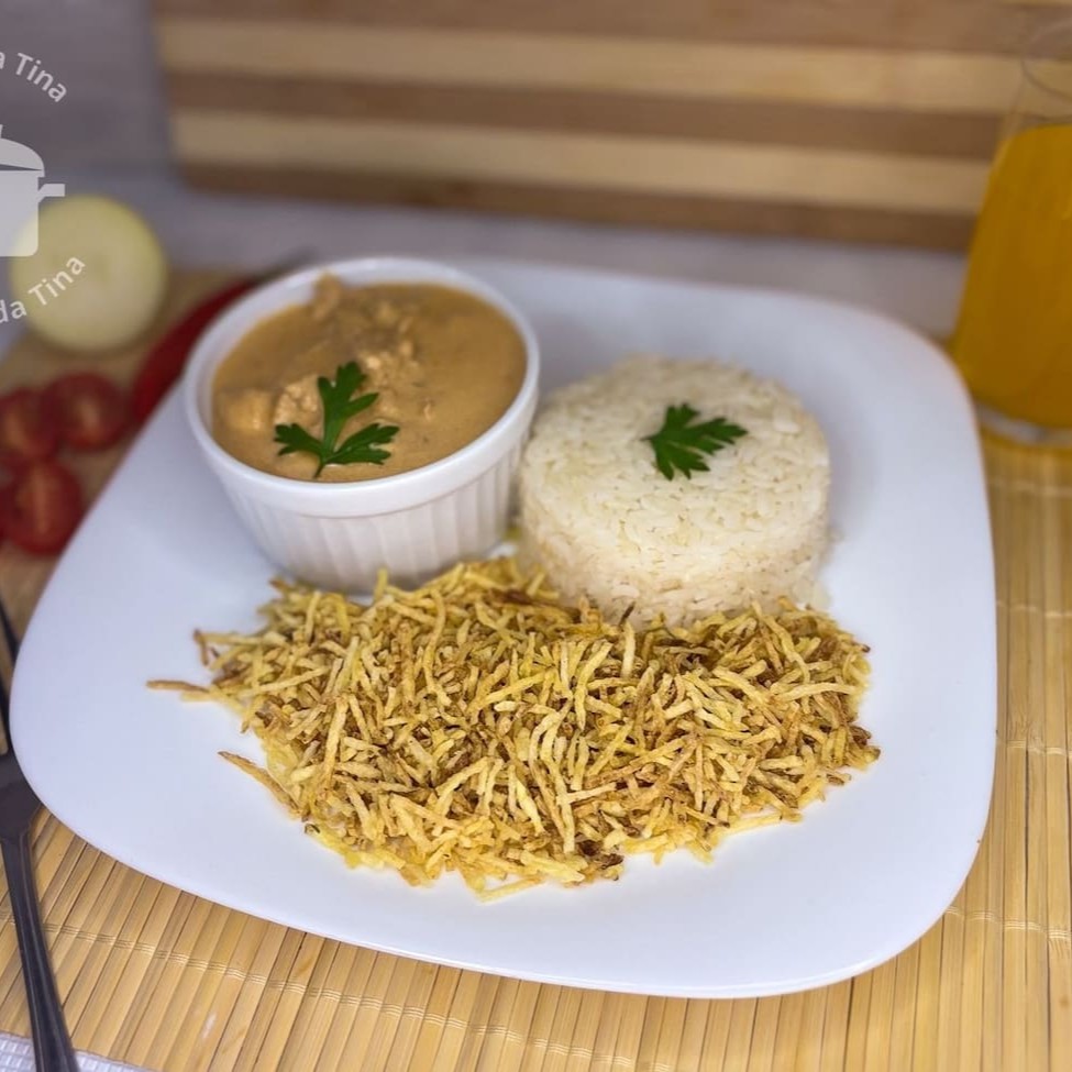 Strogonoff de frango, Arroz e batata palha! Escolha até 3 opções de adicionais sem custo!