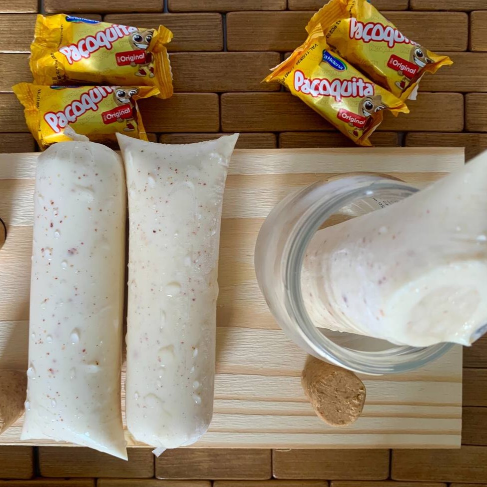 Este delicioso sacolé é produzido com a autêntica Paçoquita Original, proporcionando cremosidade e sabor marcante. (Sem adição de açúcar; livre de gordura hidrogenada).