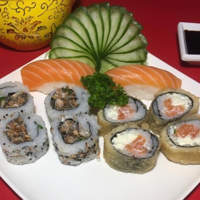 2 Sushi De Salmão + 4 Hot Filadelfia + 4 Skin Roll