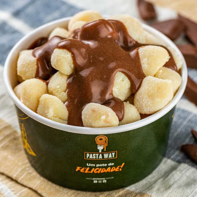 Nhoque delicado e delicioso feito com leite em pó, coberto com uma rica e cremosa ganache de chocolate, proporcionando uma experiência gastronômica doce e irresistível.

Obs. Aproximadamente 150g.

**fotos meramente ilustrativas - devido ao acondicionamento em embalagem e transporte o produto poderá não ter a mesma aparência da foto.