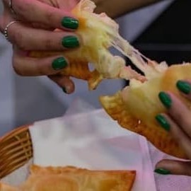 Sabores de queijo , queijo c/alho poró, bacon, carne moída, frango, palmito, camarão, carne seca e cupim c/queijo.  Todos levam Catupiry no recheio . Nas opções doce temos : Oreo, Nutella, Nutella com banana e romeu e julieta.