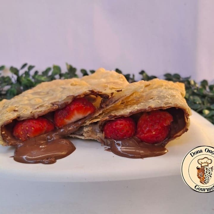 Nosso delicioso pastel doce, recheado de chocolate ao leite e morango fatiado.