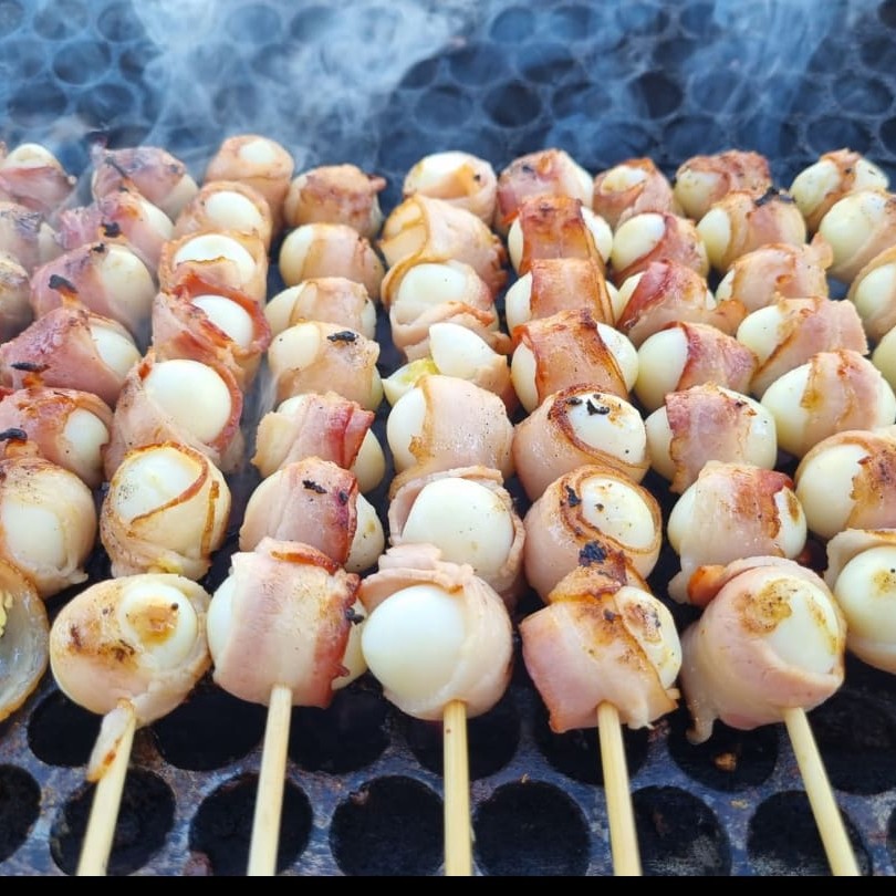 Ovo de codorna enrolado c/ Bacon