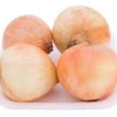 Descubra o sabor irresistível de nossa 'Cebola Bandeja com 4 Unidades'. Selecionadas com o maior cuidado, estas cebolas, parte essencial da categoria Hortifruti, são frescas e de alta qualidade. Com sua crocância inigualável e sabor único, elas têm o poder de transformar qualquer prato em uma obra-prima culinária. Sua cor vibrante e aroma agradável são os melhores indicadores de sua frescura. Ideal para trazer um toque de magia aos seus cozinhados, seja no uso diário ou em ocasiões especiais. Experimente e sinta a diferença!