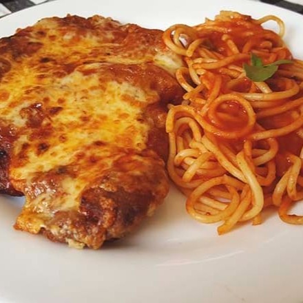 Executivo Espaguete com bifé à parmegiana sugerido para 01 pessoa, refeição com aproximadamente 750 gramas de comida.