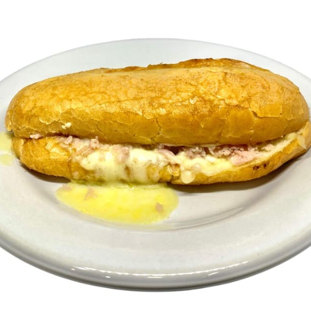 Pão com Queijo Muçarela e Presunto Um clássico que nunca sai de moda! Pão francês crocante por fora e macio por dentro, recheado com presunto saboroso e queijo muçarela derretido. Simples, quentinho e irresistível!