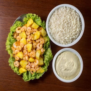 - filé de peixe grelhado, arroz branco, purê, batata cozida e camarão