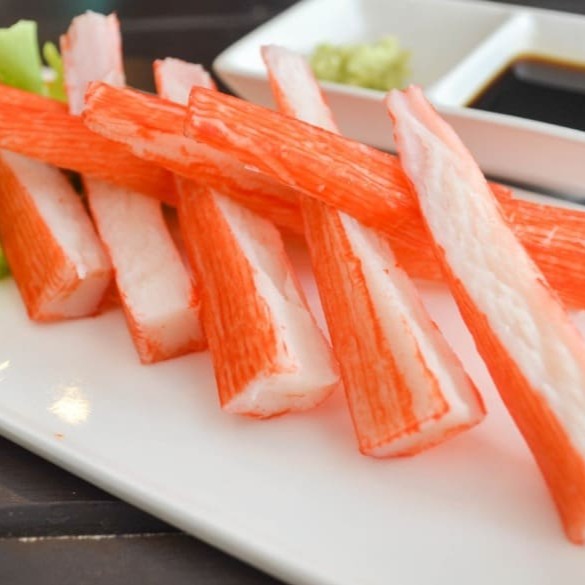 Irresistíveis lâminas de kani (carne de siri) cortadas na medida certa.