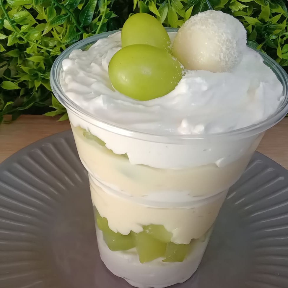 O 'Copo da Felicidade Leite Ninho com Uvas' é uma verdadeira delícia, composto por uma mousse leve e suave de Leite Ninho, enriquecida com um brigadeiro cremoso do mesmo sabor. Para incrementar, acrescentamos uvas verdes fresquinhas, proporcionando um toque de frescor e equilíbrio. O grand finale fica por conta da finalização com mais uvas e um irresistível doce de leite Ninho. Este copo de felicidade é um convite ao prazer, aguçando os paladares mais exigentes com sua combinação perfeita de sabor e textura.