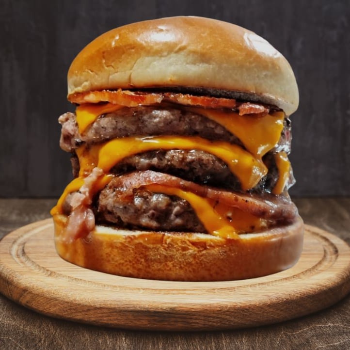 Delicioso burger com 3 blends artesanais Angus da casa 100g macio, suculento e bem temperado, com queijo cheddar ou prato, bacon e molho especial, no pão de brioche mais macio que você já experimentou!   #burguer #burger #artesanal #cheddar #bacon # #Coca-Cola
