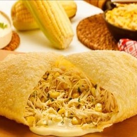 Massa de pastel frita recheada de frango com queijo. 30cm.