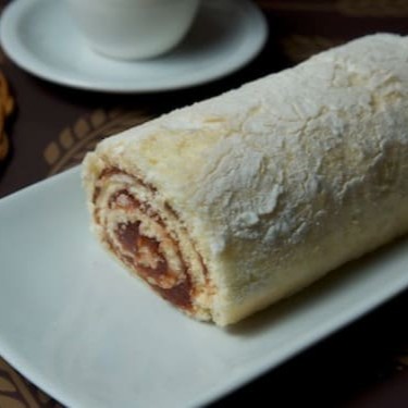 Um clássico irresistível! Massa fofinha e leve, com generoso recheio de goiabada cremosa e aquele sabor caseiro que conquista em cada fatia.  • Diferencial: receita artesanal com goiabada de alta qualidade. • Alergênicos: contém glúten, leite e ovos.